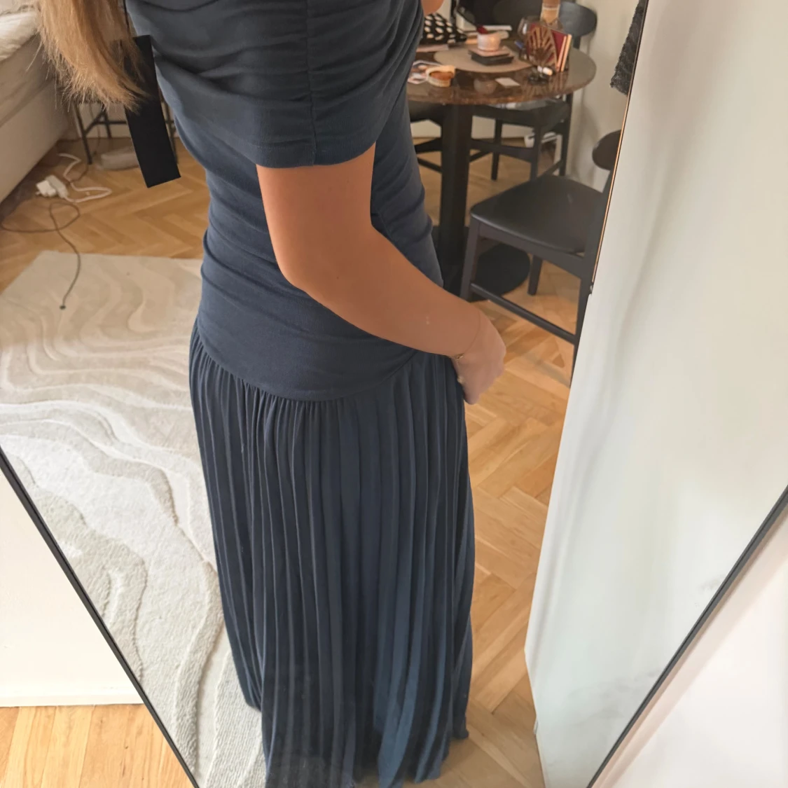 Mörkblå offshoulder långklänning - 2