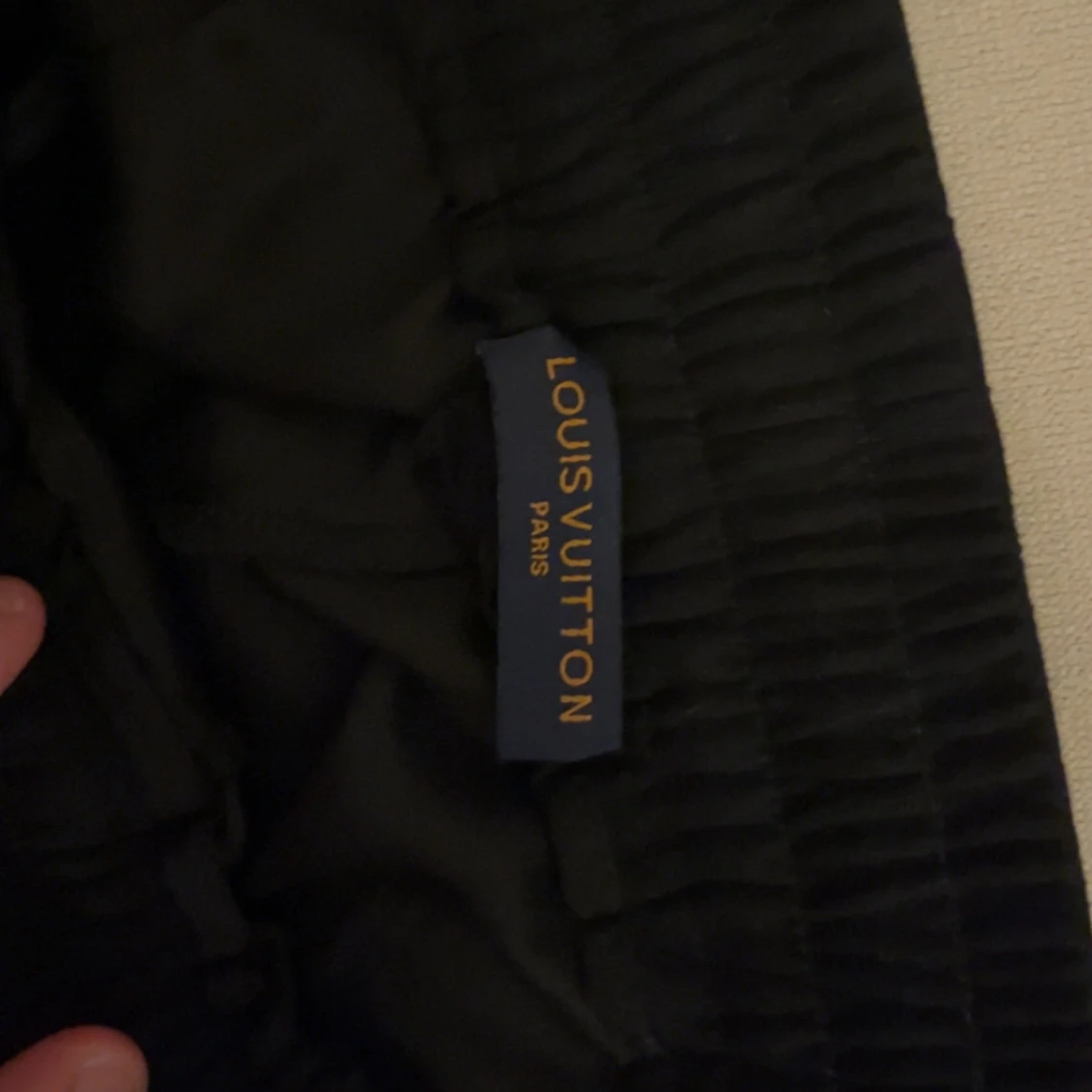 Svart byxa i monogrammönster - 1