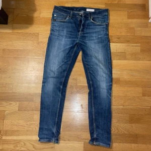 Blå jeans från Tiger of Sweden - Snygga blå jeans från Tiger of Sweden kan göra med bulk så hör av er vid minsta fundering 