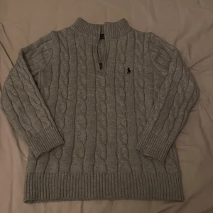 Grå stickad Ralph Lauren tröja  - Ny Ralph lauren tröja storlek M men passar XS-S jag har själv XS och den passar perfekt 
