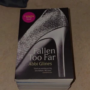 Fallen Too Far - En modern och lockande roman med en glittrig stilett på omslaget. Perfekt för dig som gillar heta och känslosamma berättelser. En bok som Cosmopolitan beskriver som 'sizzling'.