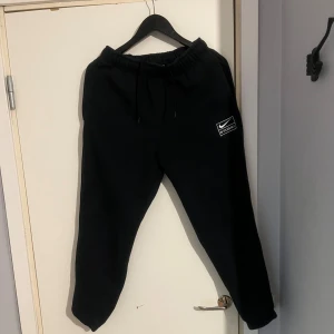 Svarta Stussy x Nike mjukisbyxor - Har ett par  Nike stussy byxor som bara hänger i garderoben, fint skick och inte använda mycket alls. Storlek M. Pris kan  ändras vid snabbkassa. 