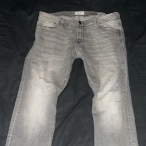 Grå jeans  - Säljer ett par grå jeans som är i färgen grå o är ”urtvättade” ny pris runt 5-6 hundra. Helt nya. Längden är 30/32.