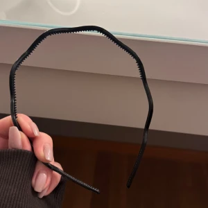 Svart vågigt diadem  - Super fint diadem. Jag köpte detta i ett duo packe, så jag har själv behållt ett men är inte i behov av två. Helt nytt och aldrig använt❤️