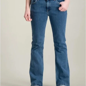 Blå bootcut jeans Gant - Snygga blå jeans med klassisk bootcut passform och normal midja. Jeansen har fem fickor och är tillverkade i mjukt denimtyg som ger en skön känsla. Perfekta för dig som gillar en tidlös och avslappnad stil.