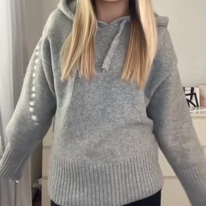 Grå stickad hoodie från Zara - Mysig grå hoodie från Zara i stickat material. Använd fåtal gången men köpt på plick, ser dock ut som ny❤️