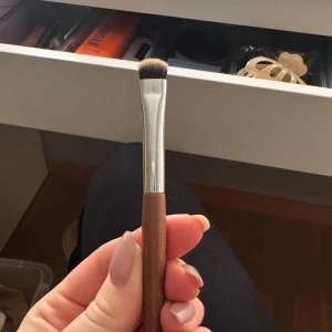 CAIA E11  - Kommer inte till använd längre, därför säljer jag den. Perfekt till ögonskugga eller för att sudda ut läppennan. Hör gärna av dig vid frågor. Pris kan diskuteras❤️