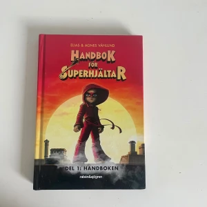 Handbok för Superhjältar: Del 1 Handboken - En fartfylld och spännande bok om Lisa som hittar en handbok med 101 övningar för att bli superhjälte. Perfekt för dig som gillar action, coola illustrationer och berättelser om att ta saken i egna händer. Passar unga som vill läsa om mod och äventyr.