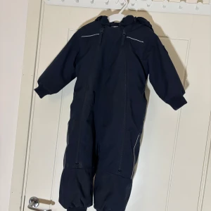 Polarn O. Pyret - vattentät skaloverall, storlek 86 - Polarn O. Pyret vattentät skaloverall, storlek 86.   Marinblå skaloverall med avtagbart fleecefoder som passar lika bra både vår, höst och vinter!  Skickar med frakt eller avhämtning i Växjö. Vid flera köp kan du som köpare välja samfrakt. Fraktpriset ingår inte i priset.