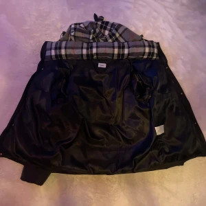 Svart Burberry dunjacka med huva - Burberry jacka så gott som ny, väl skick på allt