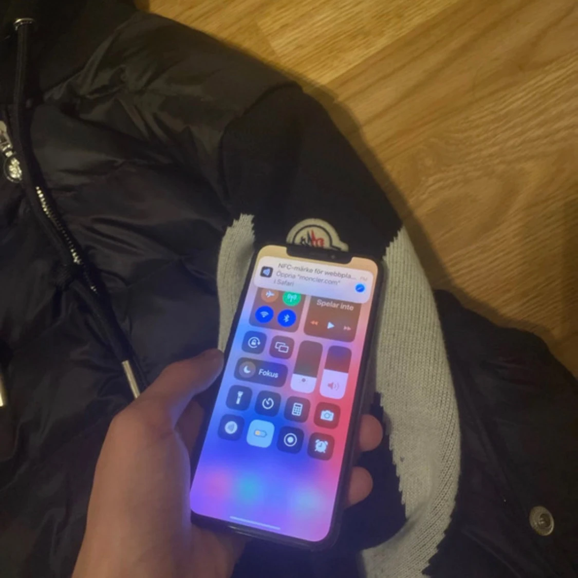 Svart pufferjacka med huva från Moncler - 4