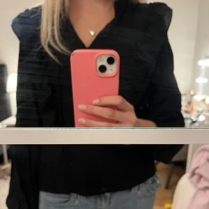 Svart blus från Kappahl  - Luftig svart blur ifrån Kappahl med volang och knytsnören, hör av er vid frågor❤️