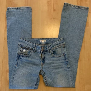Blå bootcut  jeans från Gina Tricot -  ljusblå jeans från Gina Tricot storlek 170 defekter visas på bilderna ovan alltså att de är lite trasiga där nere ❣️