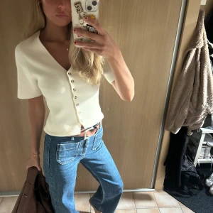 Stickad kortaärmad tröja/blus - Tröja eller blus från Gina, den är stickad i materialet och använd någon fåtal gång.