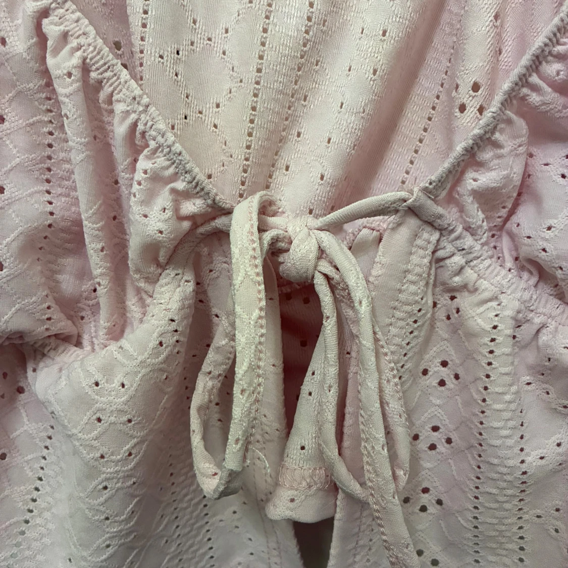 Ljusrosa blus med knyt och volang - 2