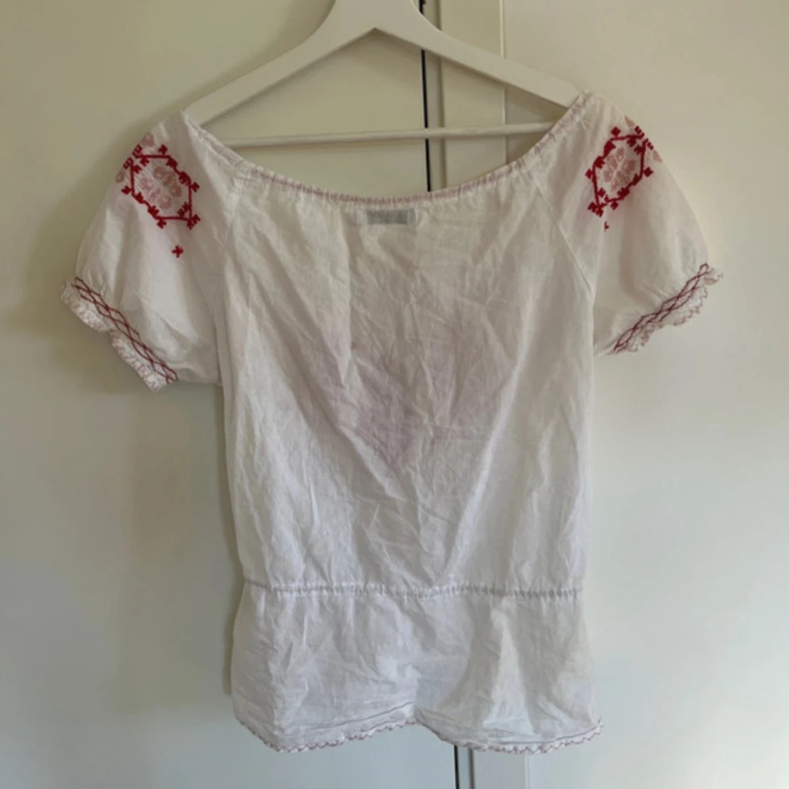 Vit blus med fina detaljer - 3