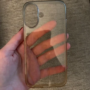 Genomskinligt skal för iPhone 16 - Säljer ett vanligt genomskinligt skal för iPhone 16💗. Skalet har en antibakteriell yta så den drar inte till till damm och smuts lika mycket som andra skal👍🏻. Jag köpte det från Kjell & company🫶🏻