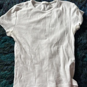 Så fin ribbad t-shirt - I storlek 164 barn storlek, men passar mig som har xs i kläder och som är ca 165 i längd 
