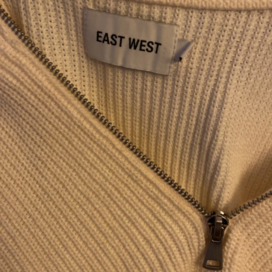 Vit stickad tröja med half zip East West - 2