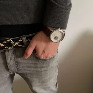 Paterson automatisk klocka silver/vit - Stilren automatisk klocka från Paterson med vit urtavla, silverfärgat boett och brunt läderarmband. Urtavlan har öppet hjärta som visar mekanismen och tydliga siffror vid 12, 3 och 6. Perfekt accessoar för dig som gillar klassisk design med modern touch.