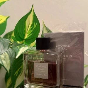 Guerlain L'Homme Idéal EdP - Snygg och stilren parfym från Guerlain, L'Homme Idéal Eau de Parfum. Perfekt för dig som vill ha en exklusiv touch i din samling. Flaskan och förpackningen ger en modern vibe. Tillverkad i Paris.
