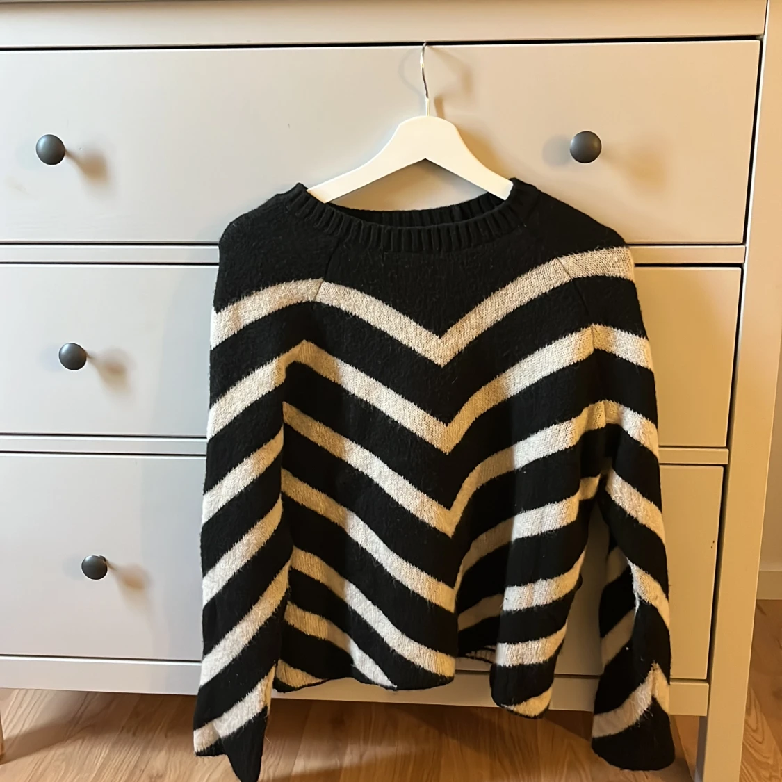 Svartvit stickad tröja från ONLY