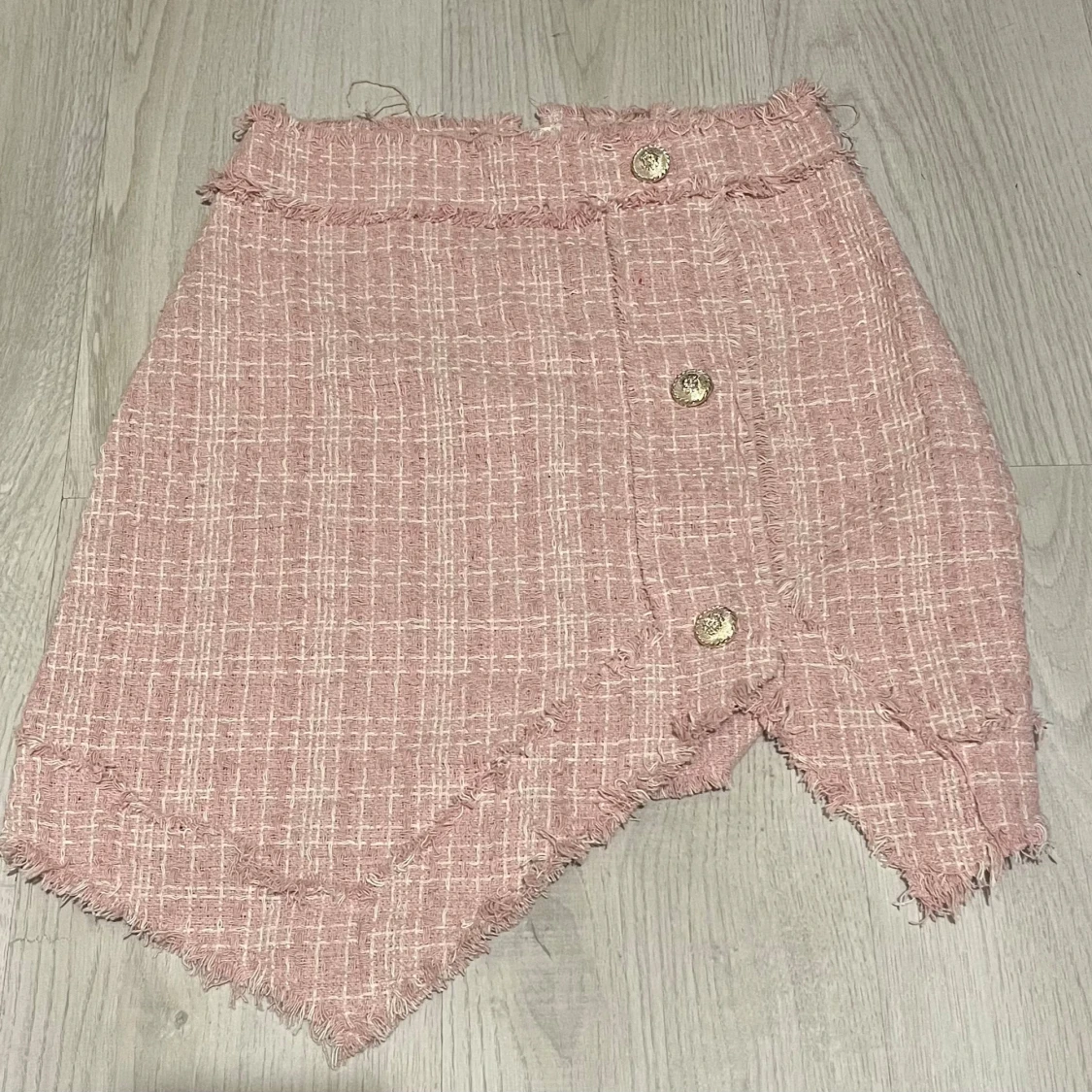 Rutig rosa kortkjol med knappar