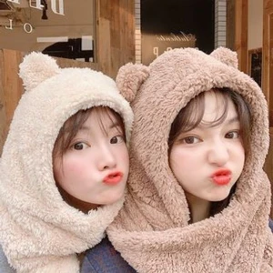 Vit fluffig halsduk med huva och öron från Yesstyle - ❗️Skriv innan köp❗️Vit halsduk i fleece med huva och söta björnöron. Halsduken är lång och har mycket fluffig och mjuk textur som inte kliar. Har aldrig använt utomhus.