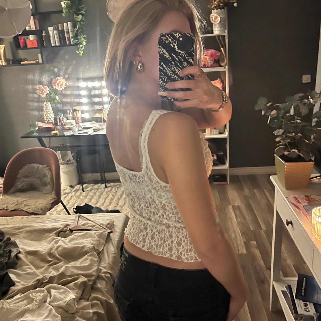 Vit spetsig linnetopp med v-ringning - 2