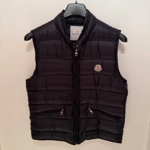 Moncler GUI  - Säljer nu denna fina Moncler GUI västen i strl: 3. Västen är i fint skick och självklart äkta! (Kvitto finns)
