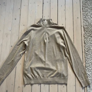Beige half zip polotröja Selected Homme - Snygg beige polotröja från Selected Homme i storlek M. 