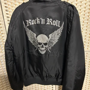 Vadderad jacka storlek L - Helt ny tuff vadderad  jacka i storlek L.