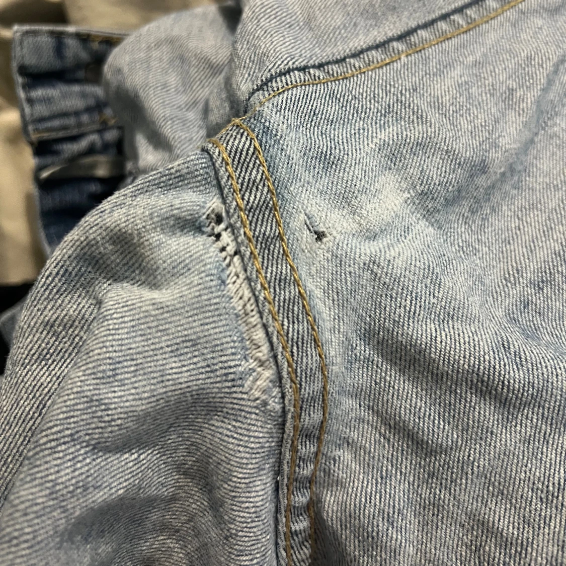 Revityt siniset farkut - 3