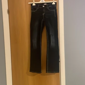 Blå bootcut jeans Gina Tricot  - Blå jeans från Gina Tricot i storlek 164 men säljer pågrund av att dom inte kommer till användning 💕