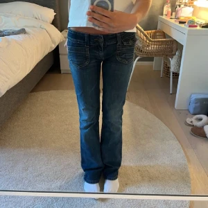 Blå jeans från ONLY Limitless Denim - Sååå snygga bootcut jeans med super låg midja och vintage stil. De är i fint skick, fast lite slitna längst ner, vilket jag tycker bara gör dem finare!! Midjemått: runt 37cm rakt över. Det står längd 32 men skulle mer säga att de är längd 30 (passar mig som är 165). Hör av er för egna bilder 💞💞