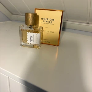 Ingenious Ginger 50ml parfym - Upptäck Ingenious Ginger från Goldfield & Banks Australia. Flaskan innehåller 50ml och har en modern design som sticker ut. Perfekt för dig som vill ha något unikt och australienskt i din samling. Köpt på NK, kvitto finns. Skriv vid minsta lilla fundering🙌 Mängd enligt bild