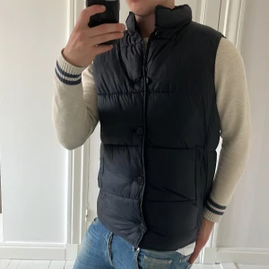 HELT NY John Henric väst  - John Henric väst brand new i storlek L. Inga defekter och modellen är 180,75 kg. Kom med frågor ✌️