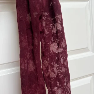 Vinröda strumpbyxor  - Helt nya S-Xs💕💕 jätte fint blommigt mönster och perfekt för fest och vardag. 