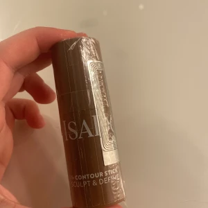 Isadora Contour Stick Warm Mocha - Säljer en Isadora The Contour Stick i färgen 36 Warm Mocha. Stick-format, perfekt för att skulptera och definiera ansiktet. Veganvänlig, kliniskt testad och parfymfri. Enkel att använda och passar dig som vill ha en naturlig contour med krämig formula. Aldrig öppnad 