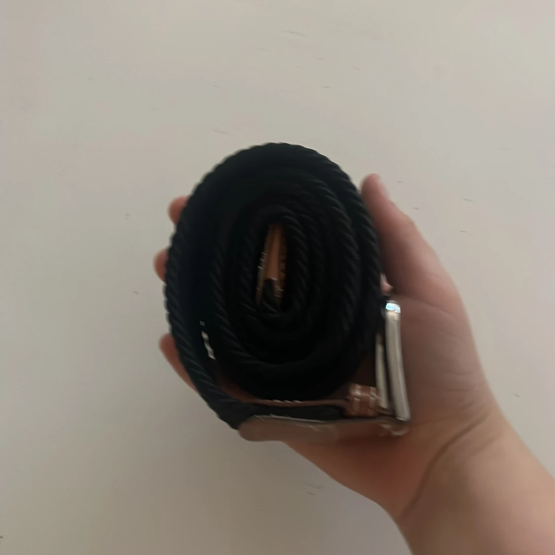 Svart flätat bälte med skinn-detaljer - 4