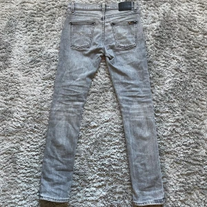 Nudie jeans  - Jeans från nudie i ljus grå färg storlek 28,32 modell lean Dean 