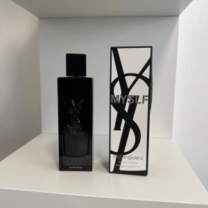 YSL MYSLF Eau de Parfum - YSL MYSLF Eau de Parfum, 100 ml. Snygg och modern design som sticker ut. Tillverkad i Frankrike. Perfekt för dig som vill ha en ikonisk parfym från ett trendigt varumärke.