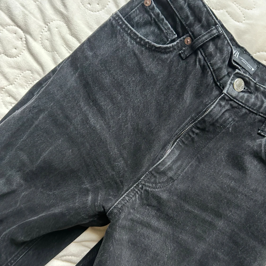 Svarta wide jeans från Zara, strl 38 - 1
