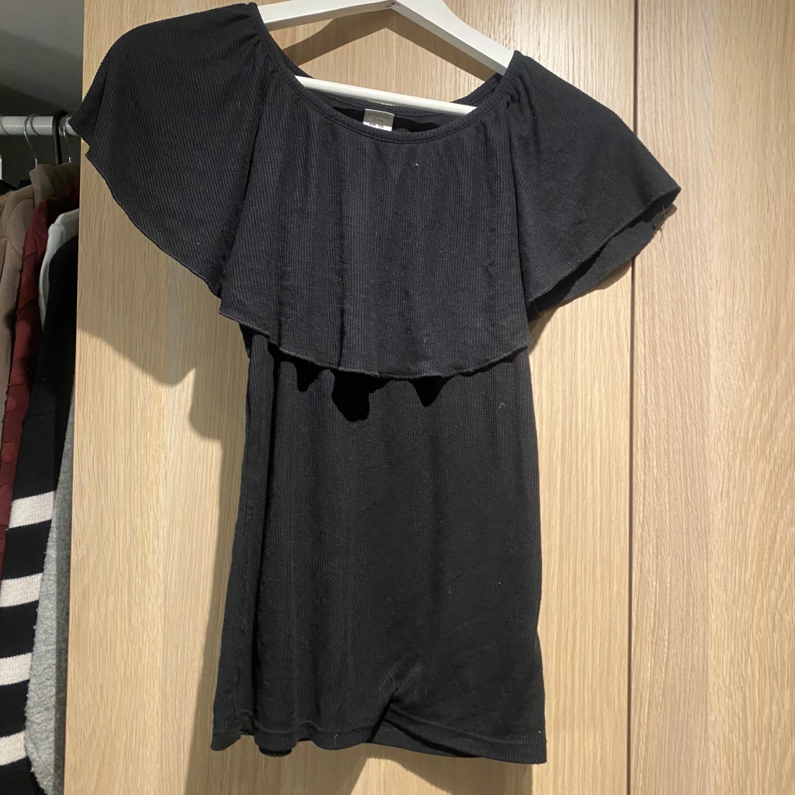 Svart ribbad topp med volang - 2