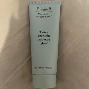 Emma S. treatment enzyme peel 75 ml - Enzympeeling från Emma S. i en ljusgrå tub på 75 ml. Ger huden extra glow och innehåller AHA-syror. Perfekt för dig som vill ha en fräsch och strålande hy. Enkel att använda och passar i din hudvårdsrutin. Använt 2 gånger