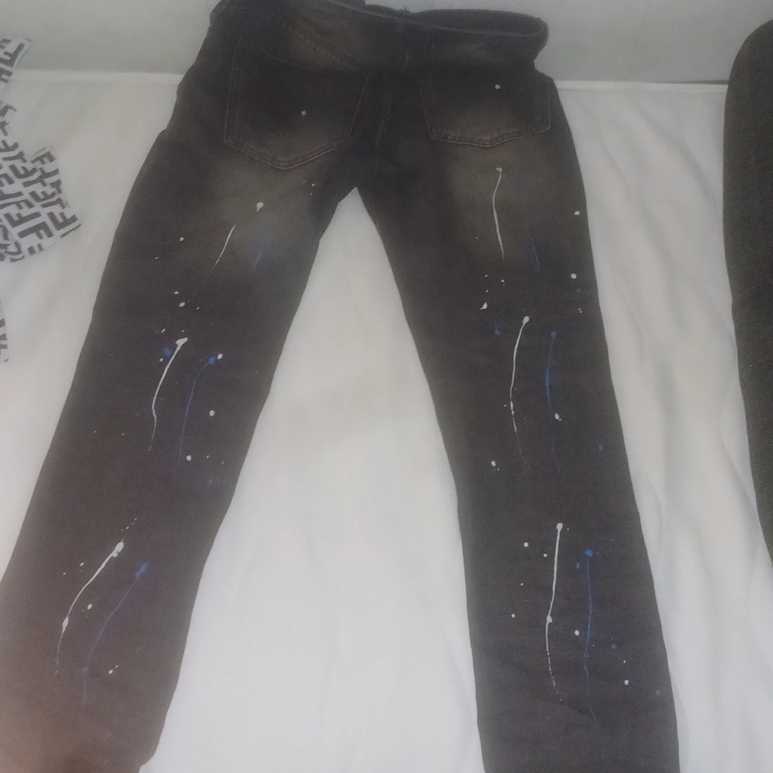 Svarta jeans med färgstänk - 1