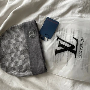 Louiiis vuittton beaine/mössa påsse ingår  - Louiiis vuittton beaine/mössa påsse ingår helt ny följ gjärna vår TikTok Scandinavia_market 