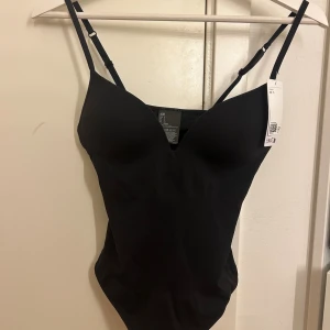 Body från H&M - Svart body ifrån hm, helt ny och oandvänd. 