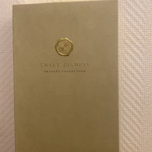 Sweet Jasmine Private Collection - Lyxig parfym från Rituals Private Collection. Sweet Jasmine har en elegant design och är inspirerad av exklusiva aromer. Perfekt för dig som vill ha något unikt och stilrent i din samling.