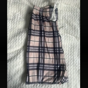 Rutiga mjukisbyxor med rosett - Tunna pyjamasbyxor 